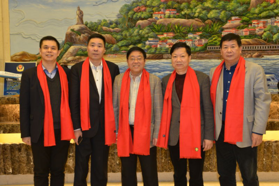 仟億達(dá)集團(tuán)董事長(zhǎng)鄭兩斌（左一）、陜西廈門商會(huì)會(huì)長(zhǎng)陳信雄（左二）、與廈門市人原副主任汪興裕（正中）、廈門駐京辦主任王飛（右二）廈門企業(yè)商會(huì)會(huì)長(zhǎng)蔣清林（右一）